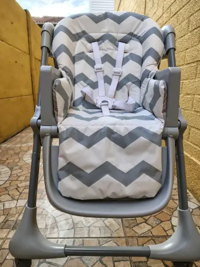 Silla de bebé gris y blanca - miniatura 1