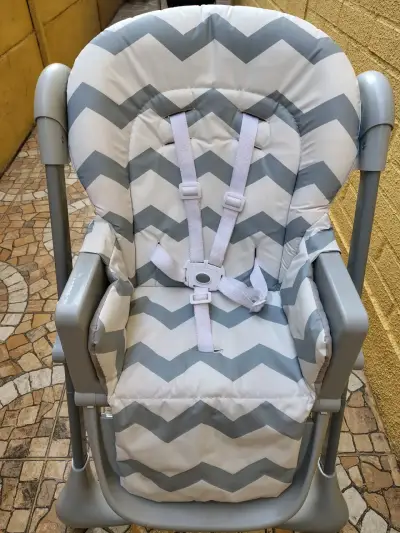 Silla de bebé gris y blanca - miniatura 2