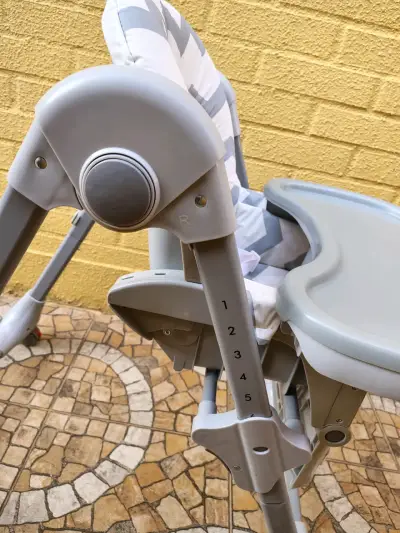 Silla de bebé gris y blanca - miniatura 5