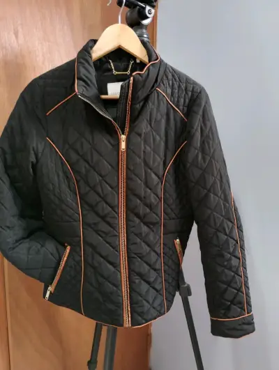 Chaqueta negra acolchada talla S - miniatura 1