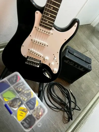 Guitarra eléctrica negra con amplificador - miniatura 3