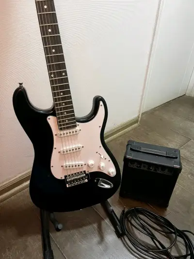 Guitarra eléctrica negra con amplificador - miniatura 4
