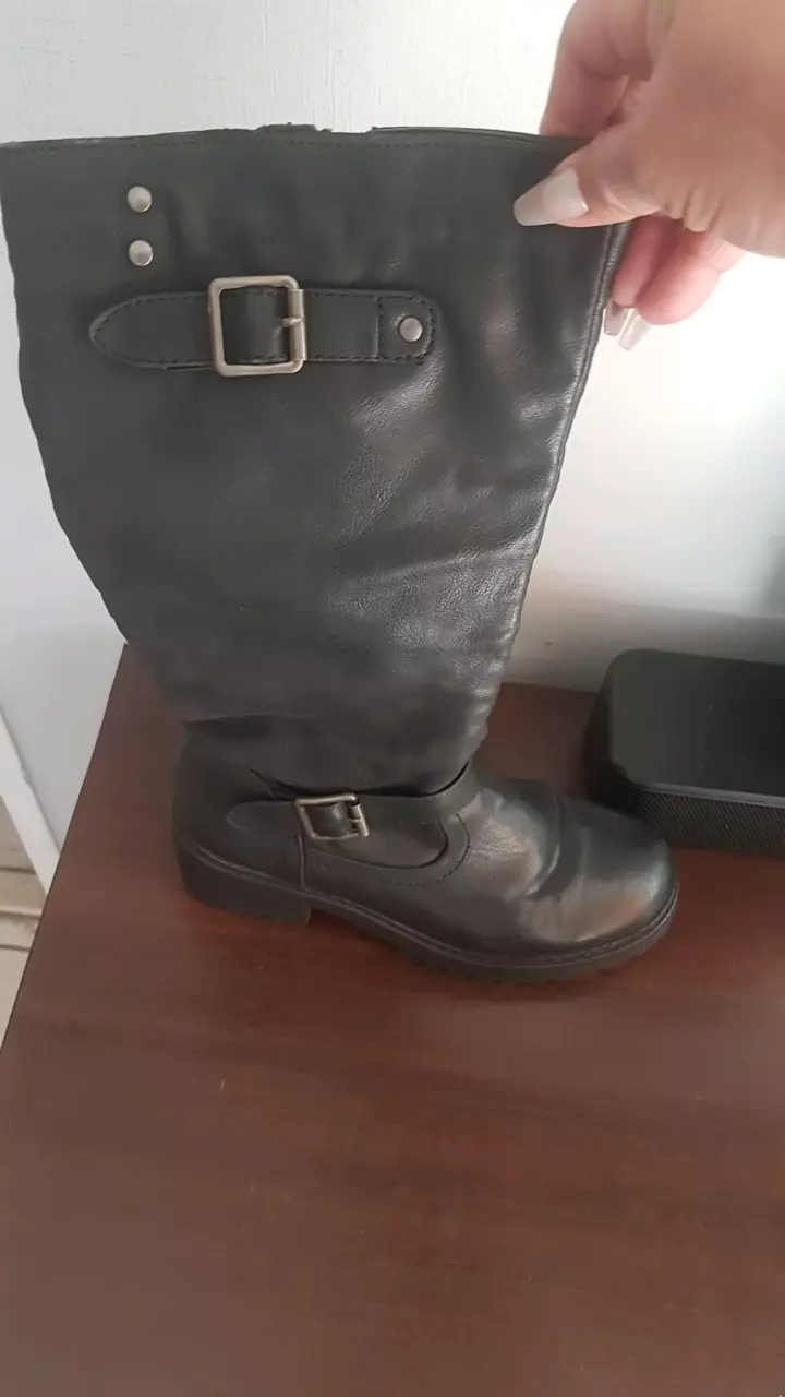 Botas altas negras en buen estado - 2