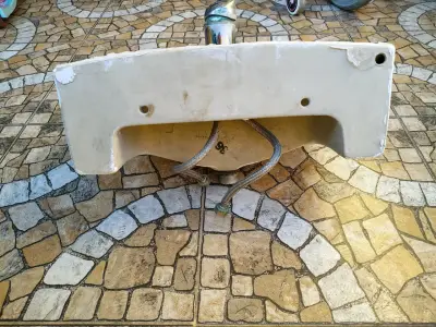 Lavamanos de cerámica con grifo - miniatura 2