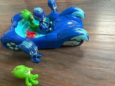 Auto de juguete PJ Masks con figuras - miniatura 1