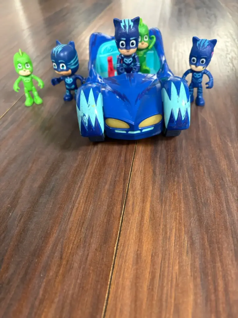 Auto de juguete PJ Masks con figuras - 2