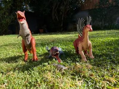 Set de dinosaurios de juguete articulados. Mattel - miniatura 1