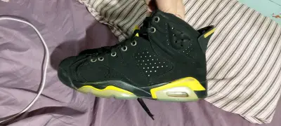 Zapatillas Jordan negras con amarillo - miniatura 1