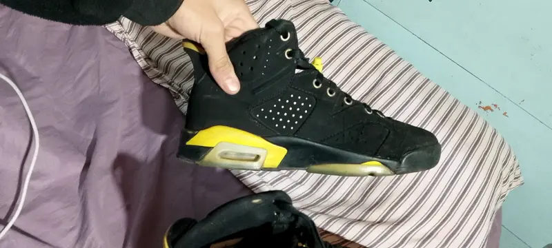 Zapatillas Jordan negras con amarillo - 2