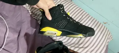 Zapatillas Jordan negras con amarillo - miniatura 2