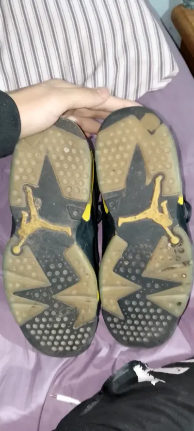 Zapatillas Jordan negras con amarillo - miniatura 4