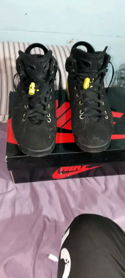 Zapatillas Jordan negras con amarillo - miniatura 6