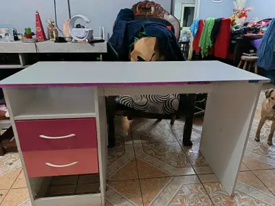 Escritorio con cajones rosados - miniatura 1