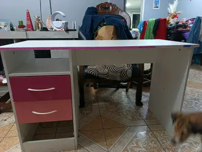 Escritorio con cajones rosados - miniatura 2