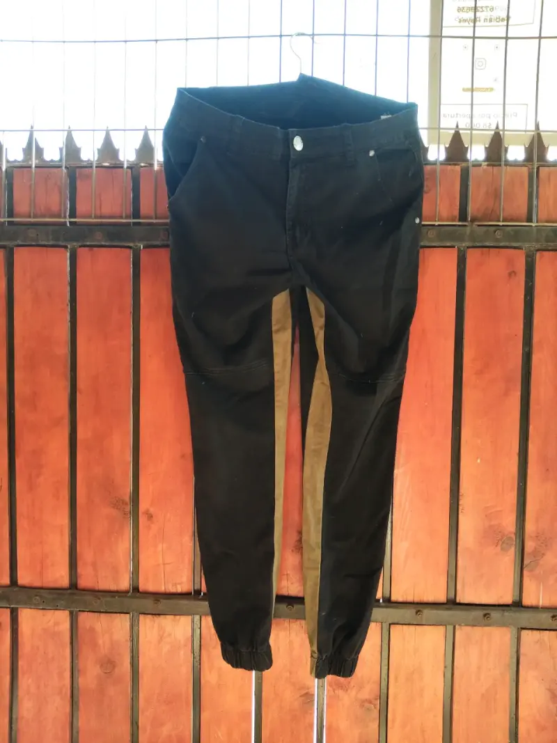Pantalones jogger negros y marrones