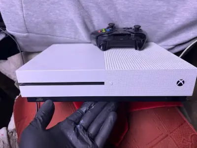 Consola Xbox One S con control - miniatura 1