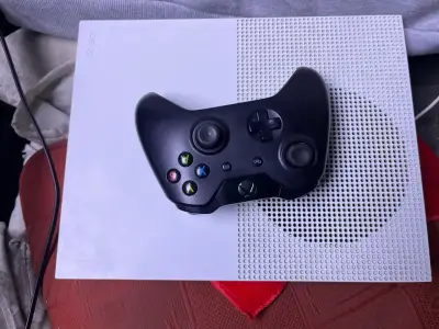 Consola Xbox One S con control - miniatura 2