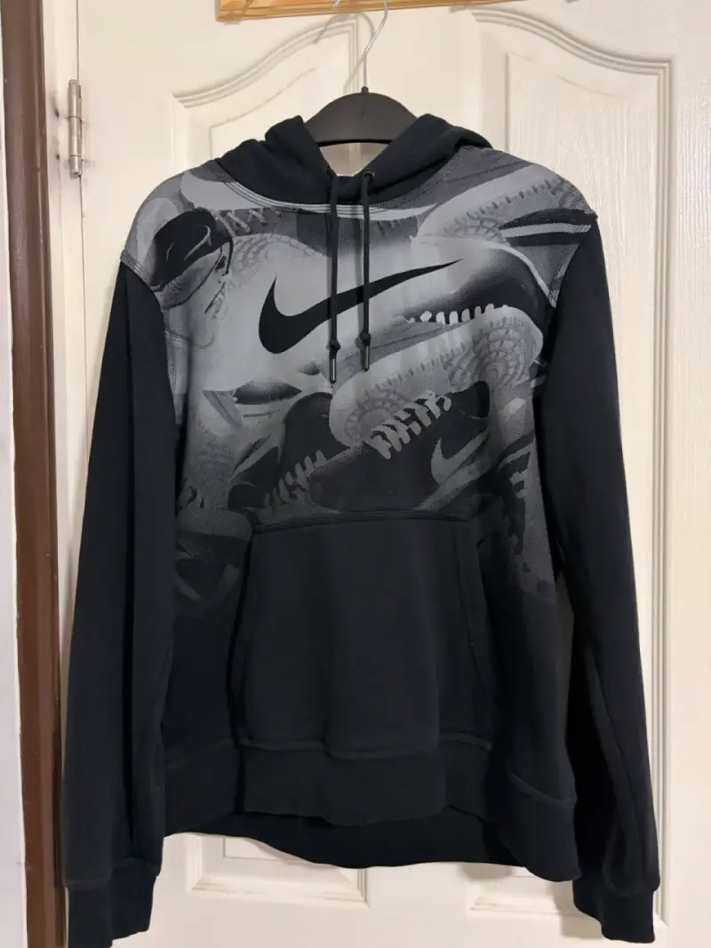 Polerón negro Nike con capucha - 1