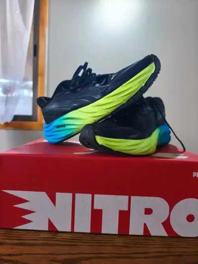 Zapatillas deportivas negras con suela colorida - miniatura 1