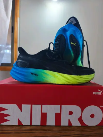 Zapatillas deportivas negras con suela colorida - miniatura 2