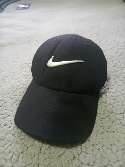 Gorra negra deportiva nike - miniatura 1