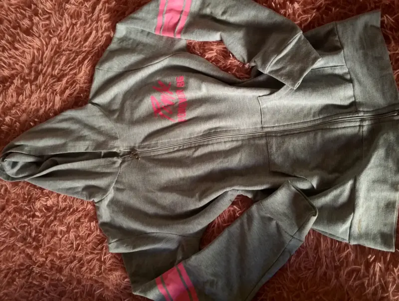Chaqueta deportiva rosada con cremallera - 3