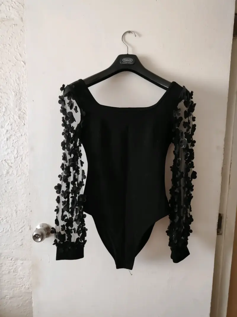 Body negro con mangas de flores - 1