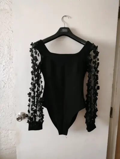 Body negro con mangas de flores - miniatura 1