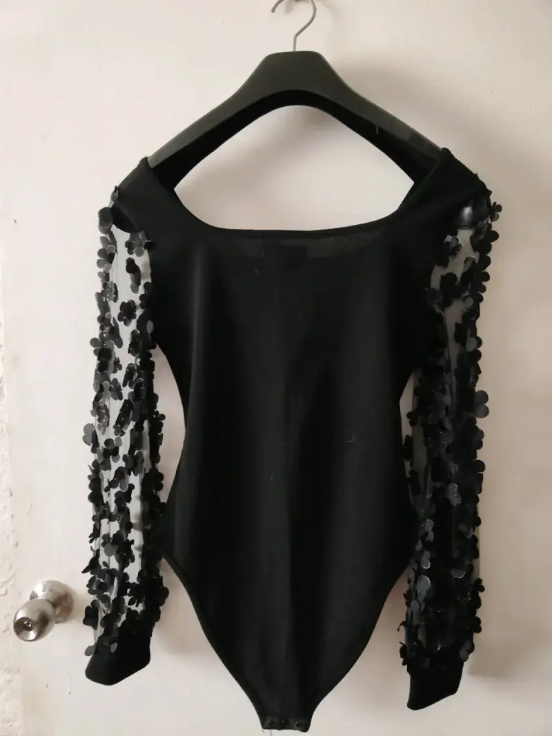 Body negro con mangas de flores - 2
