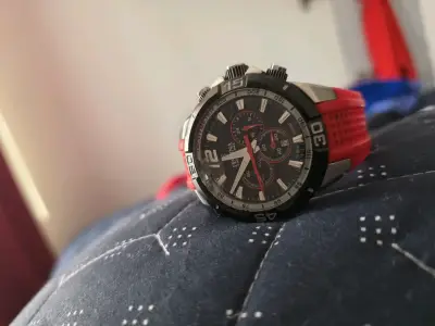 Reloj deportivo rojo y negro - miniatura 1