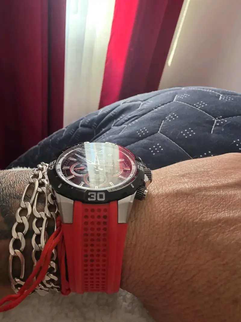 Reloj deportivo rojo y negro - 2