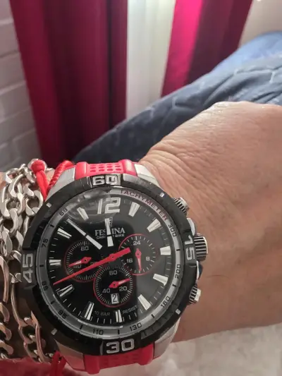 Reloj deportivo rojo y negro - miniatura 3
