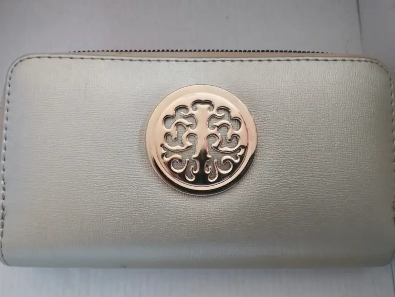 Billetera beige con detalle metálico - 1