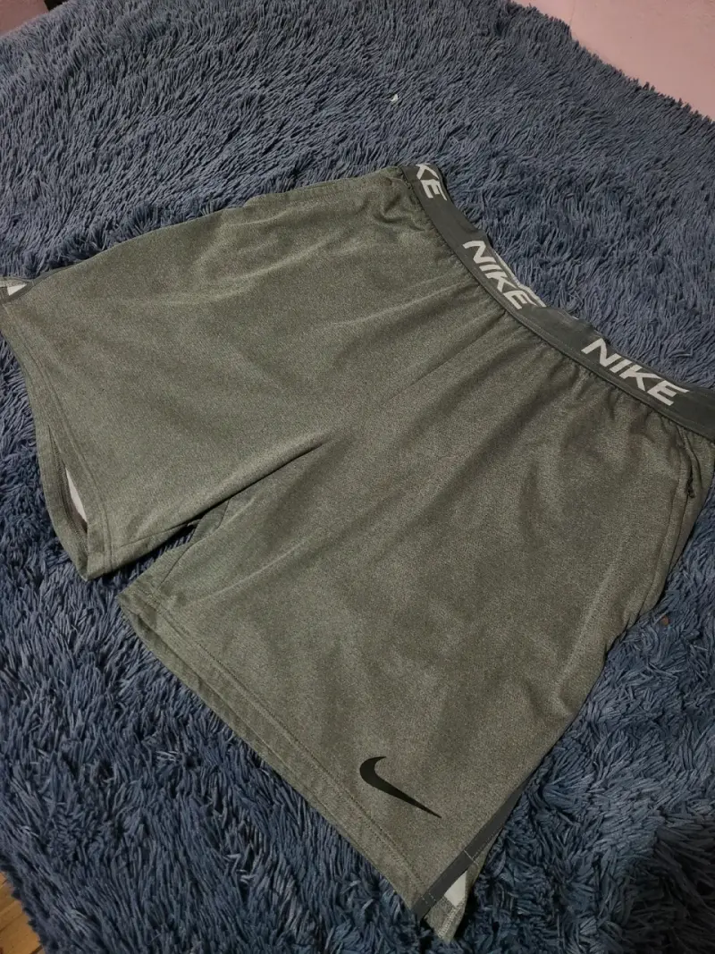 Shorts deportivos Nike grises - 1