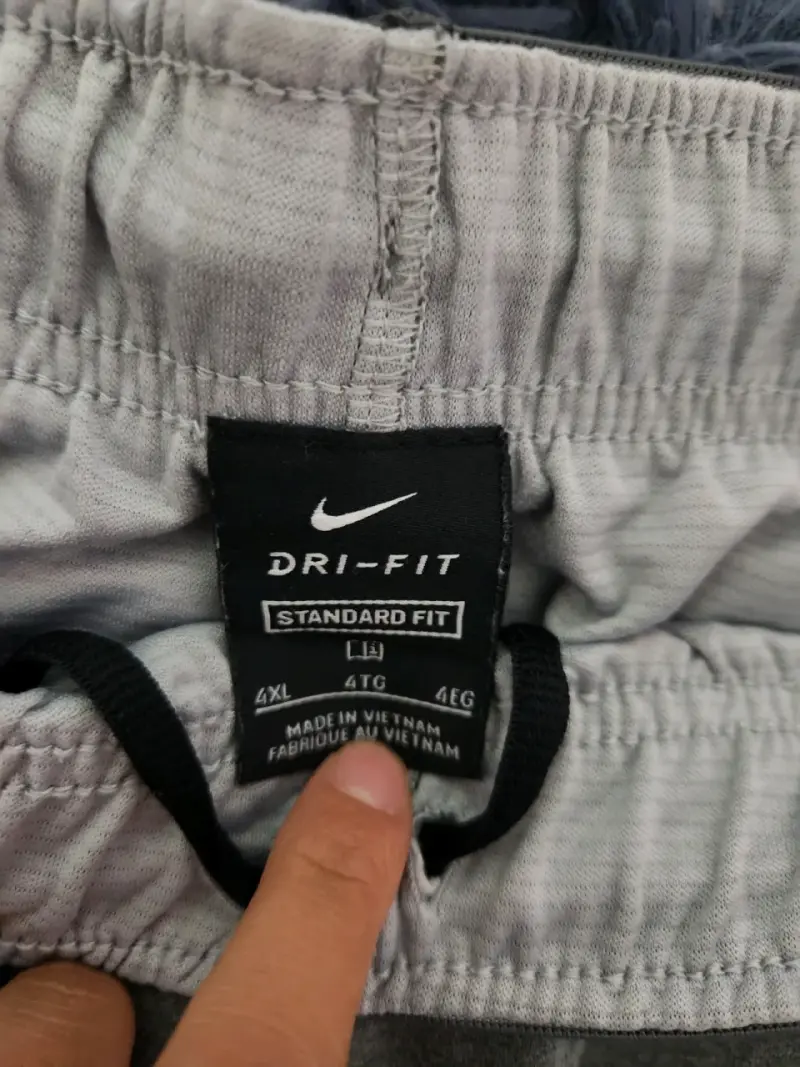 Shorts deportivos Nike grises - 4