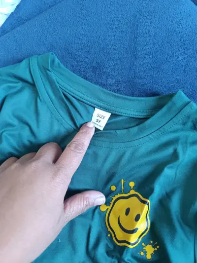 Polera azul con diseño sonriente - miniatura 3