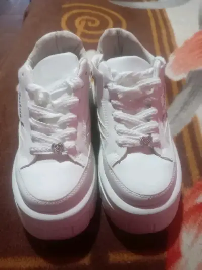 Zapatillas blancas estilo casual - miniatura 1