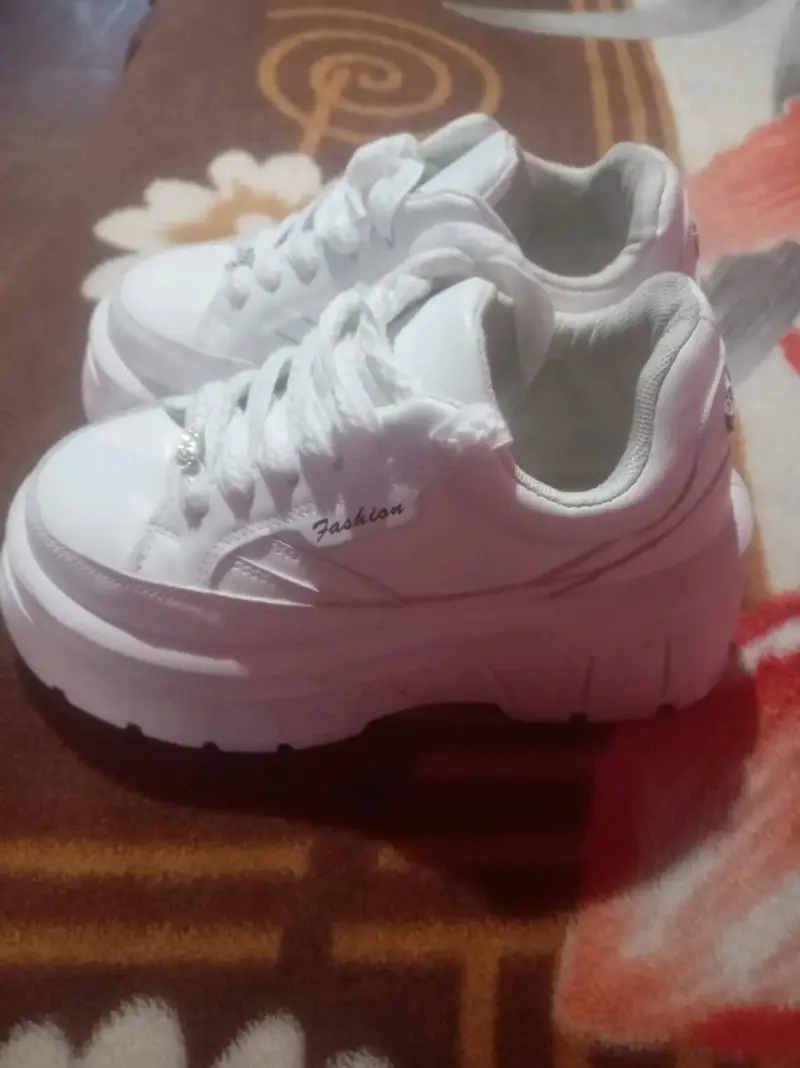 Zapatillas blancas estilo casual - 2