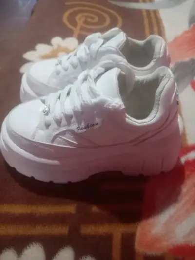Zapatillas blancas estilo casual - miniatura 2