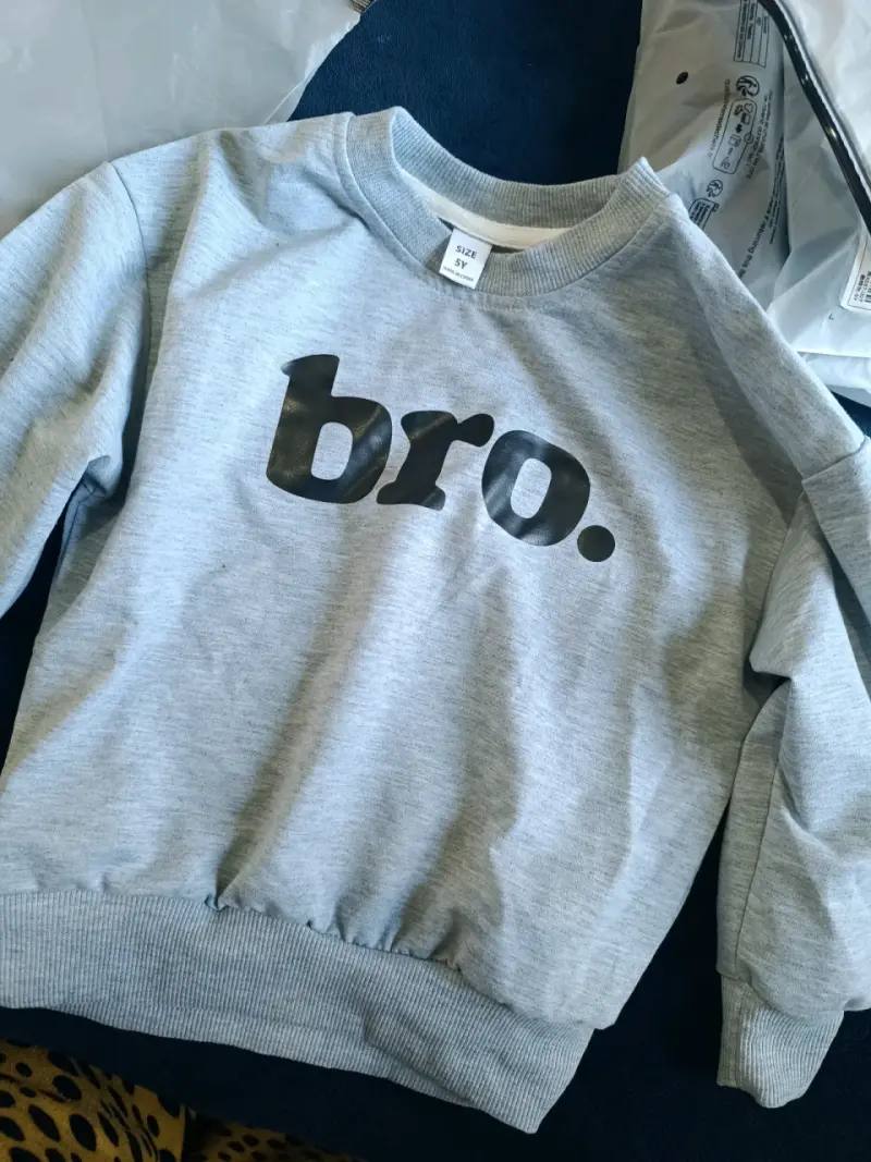 Polerón gris con texto 'bro.' - 1