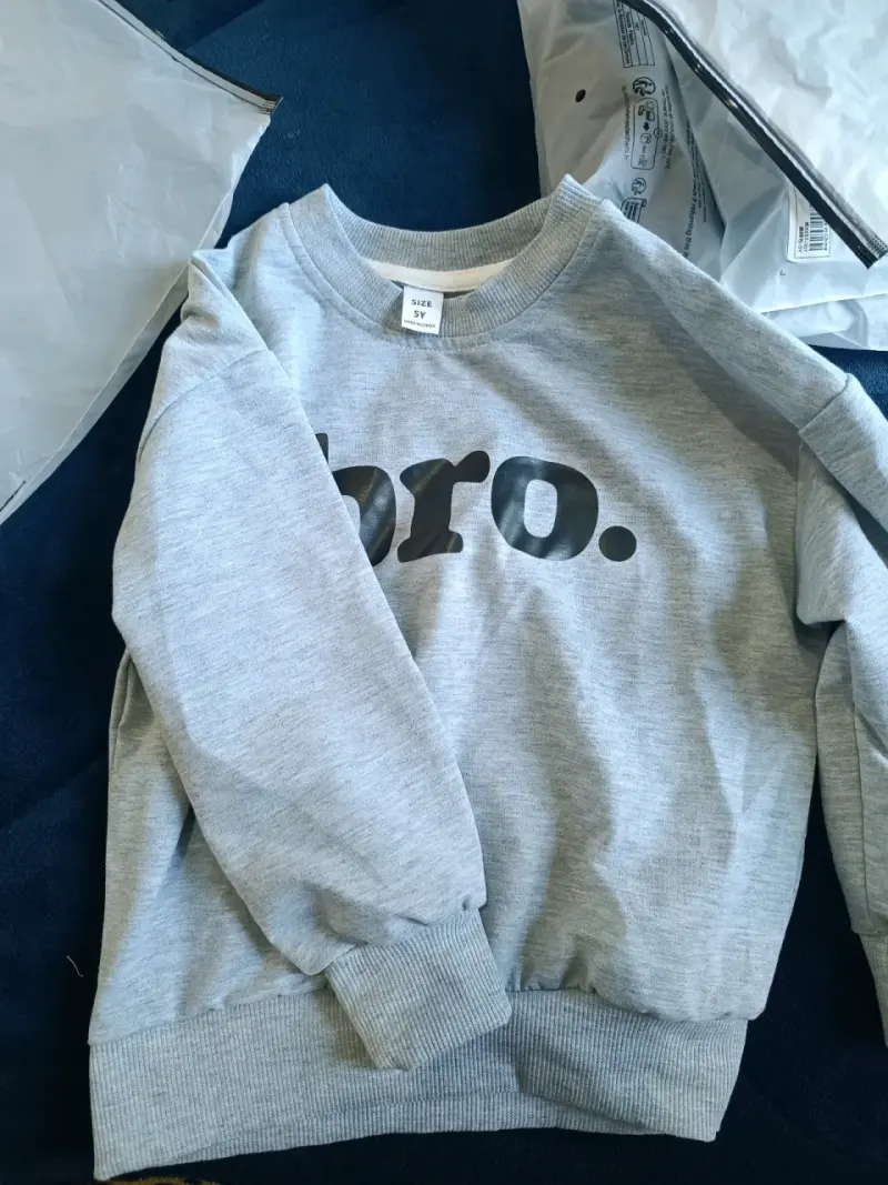 Polerón gris con texto 'bro.' - 2