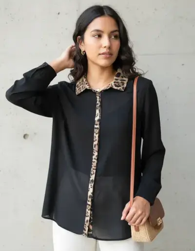 Blusa negra con cuello animal print marca Apology - miniatura 2