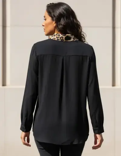 Blusa negra con cuello animal print marca Apology - miniatura 5