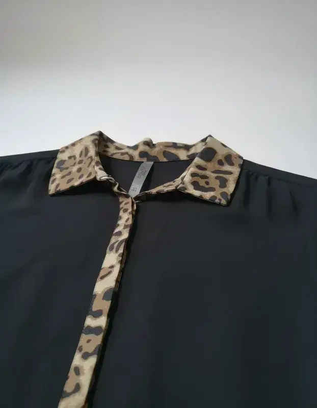 Blusa negra con cuello animal print marca Apology - 6