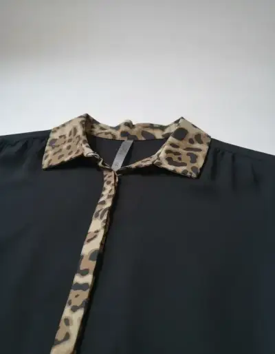 Blusa negra con cuello animal print marca Apology - miniatura 6