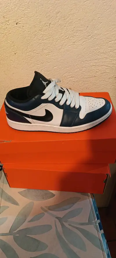 Zapatillas deportivas blancas y negras - miniatura 1