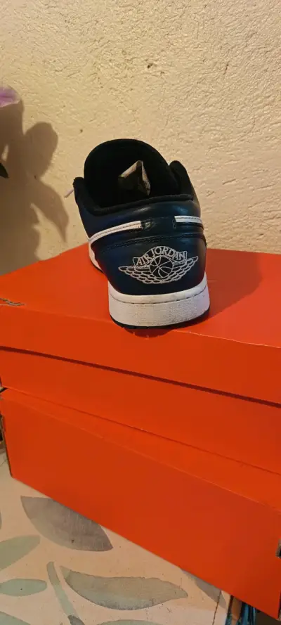 Zapatillas deportivas blancas y negras - miniatura 4