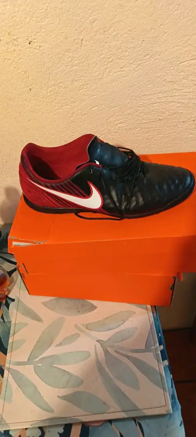 Zapatillas Nike negras y rojas - miniatura 1
