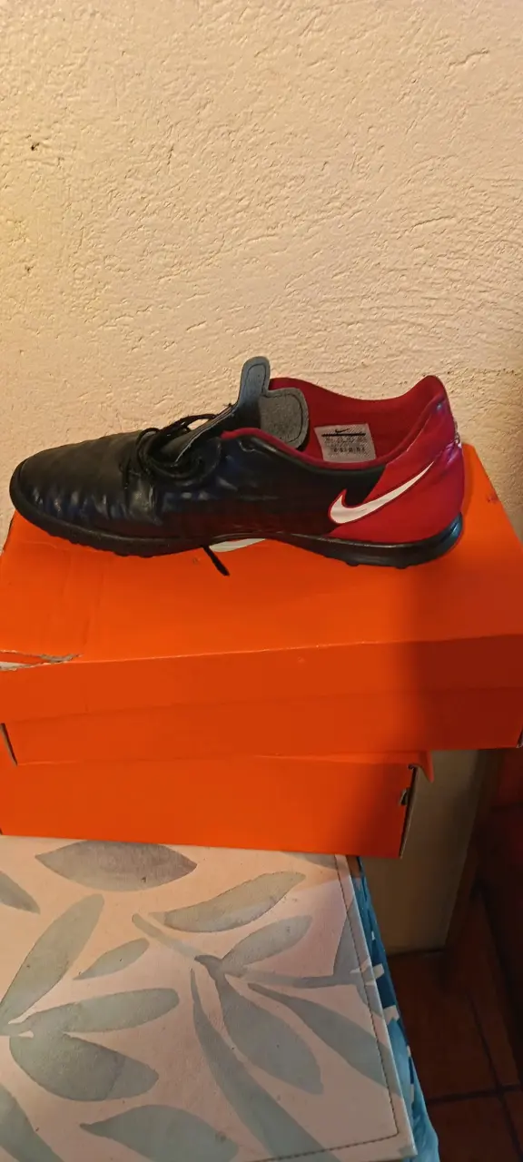 Zapatillas Nike negras y rojas - 3