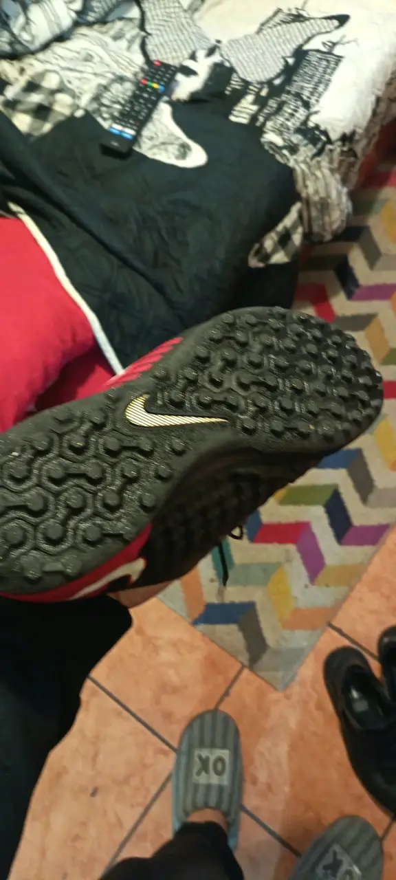 Zapatillas Nike negras y rojas - 4